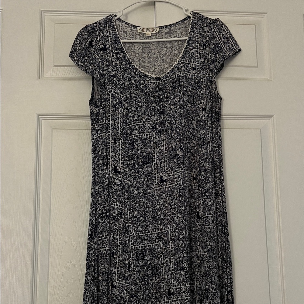 Elegant Navy and White Patterned Dress